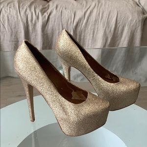 🚫SOLD🚫Steve Madden Gold Platforms
